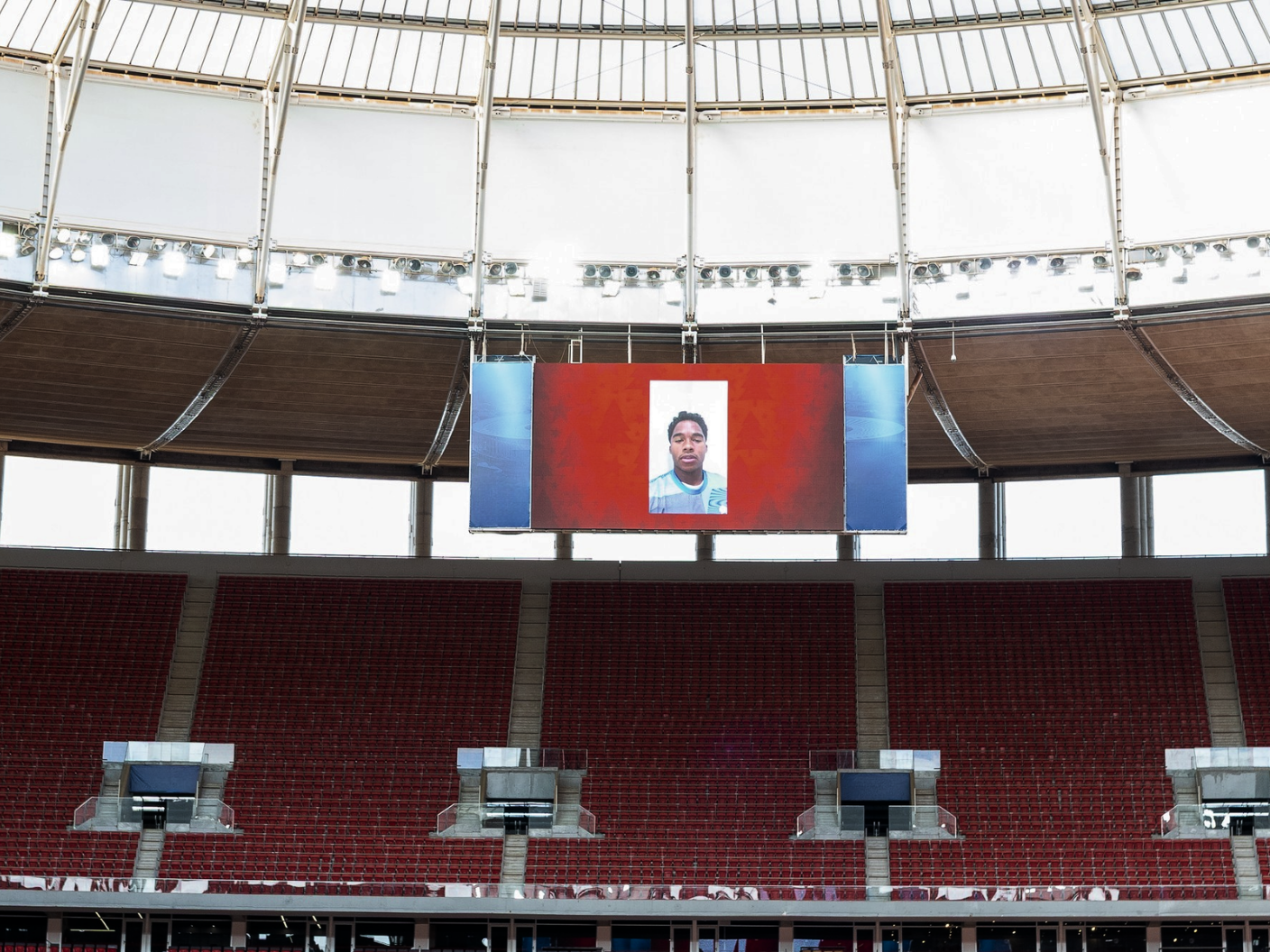 Endrick em destaque no telão da Arena BRB durante a Operação Natal em Campo