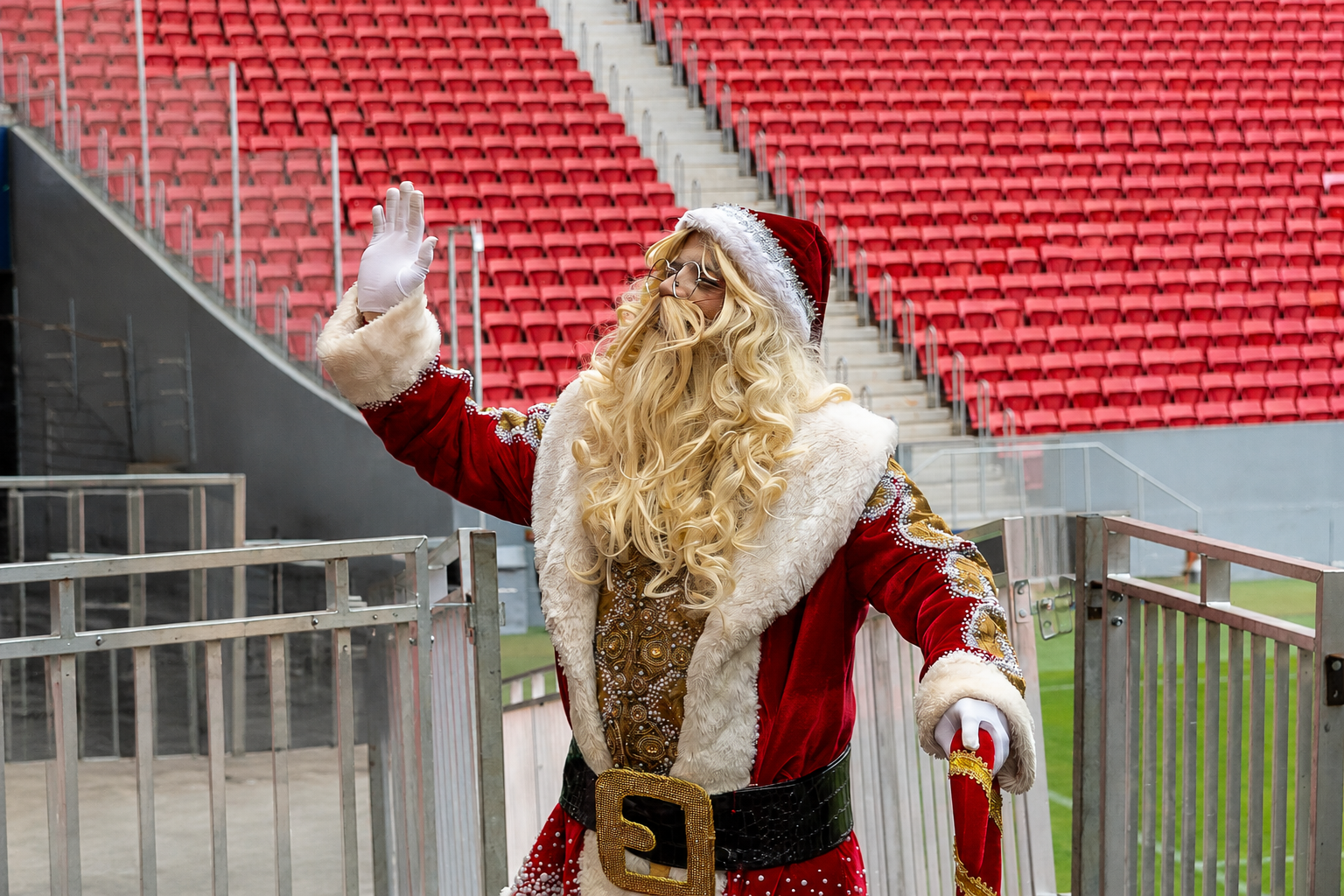 Papai Noel acenando na Arena BRB